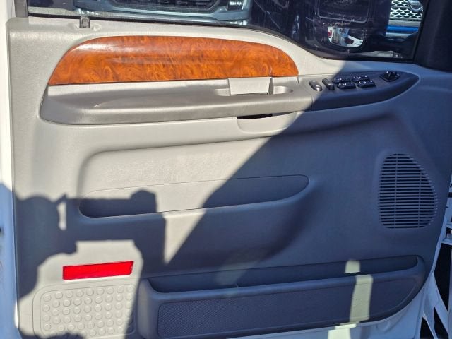 2004 Ford Super Duty F-350 SRW Lariat Pickup 4D 8 ft