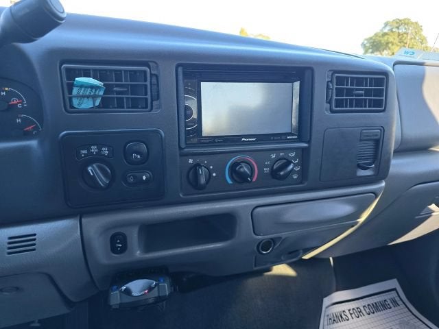 2004 Ford Super Duty F-350 SRW Lariat Pickup 4D 8 ft
